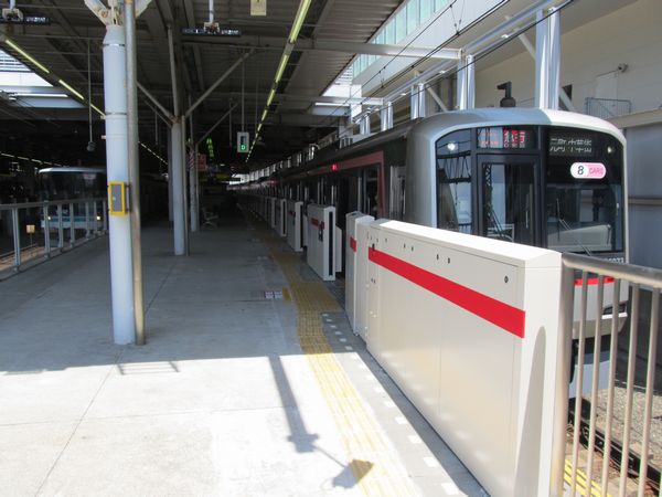ホームドアが設置された武蔵小杉駅。