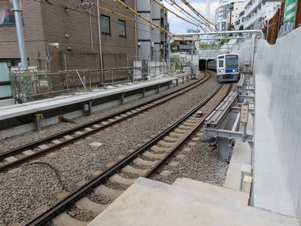 優等列車対応通路の拡幅が進む代官山駅。