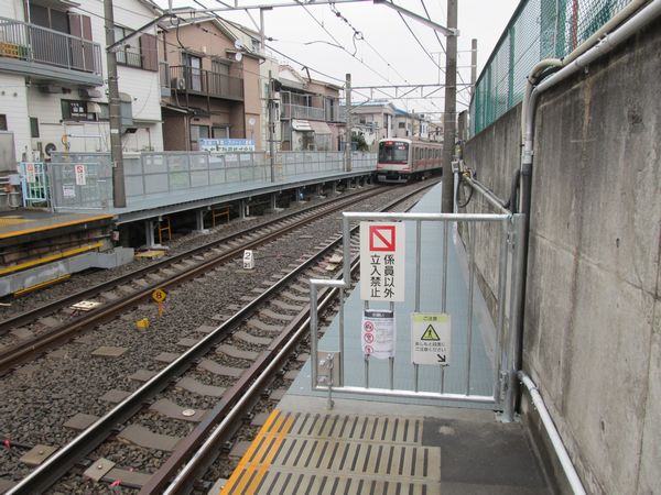強固な構造に全面改築された白楽駅の優等列車対応通路。