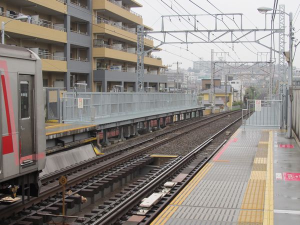 完成した東白楽駅の優等列車対応通路。