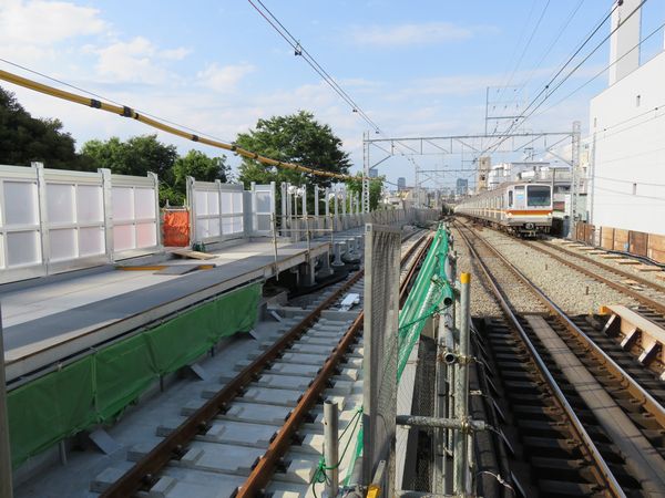 上り線ホームは渋谷方に延長される。ホームの先は「優等列車対応通路」が2両分設置。