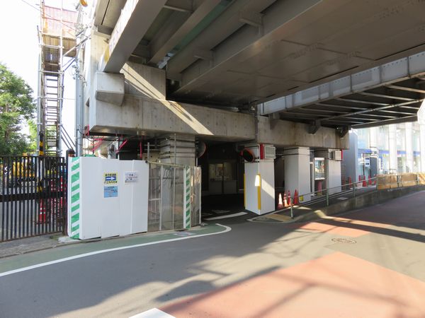 渋谷方高架下には駅前ロータリーから交番が移転した。