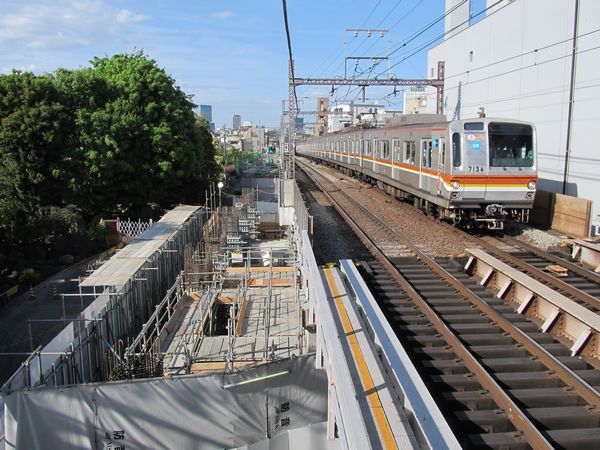 渋谷方で続く新上り線用高架橋の建設