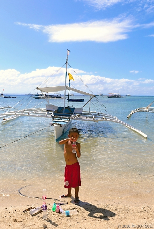 絶景探しの旅-0011 少年と南の海 （フィリピン・マクタン島）